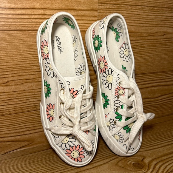 aerie Shoes - Women’s Size 8 Aerie Smiley® Lace Up Sneakers